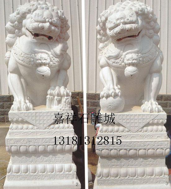 其特点:躯体强健、昂首挺胸、腿脚粗劲,呈疾步行走状;从侧面看石狮脊柱呈S线,显得既矫健又有弹力,充满跃动感,行进中的四肢迈步有力又动感十足;鬣毛、颌须、躯体的卷云纹和火焰纹以及两臂部的翼翅均采用阴刻和浅浮雕手法这个时期石狮雕刻的代表作是江苏南京一带的南朝帝王陵墓石狮。其特点是用整块巨石雕刻而成,大体积、大体量;昂首挺胸,鬣毛长披;颜面部较小且大口张开,长舌至胸;胸肌宽厚,身躯硕大;四腿短粗,为行走状;石狮两侧有浮雕双翅,周身还有火焰纹、云纹等佛教装饰。石石雕狮风格质朴遒劲