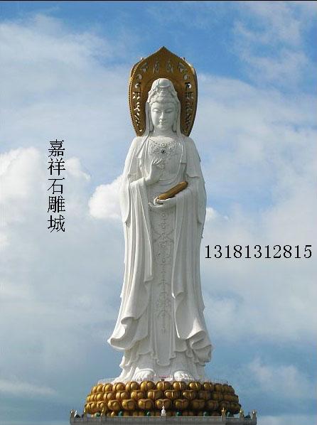 此观音是用上等汉白玉雕刻而成，神态安详，左手托着净瓶，右手的中指与拇指相叠呈“环”形，做“慧”印。雕刻的繁复庒丽，动静互补。雕刻艺人的技艺尽显观音之特有形象。