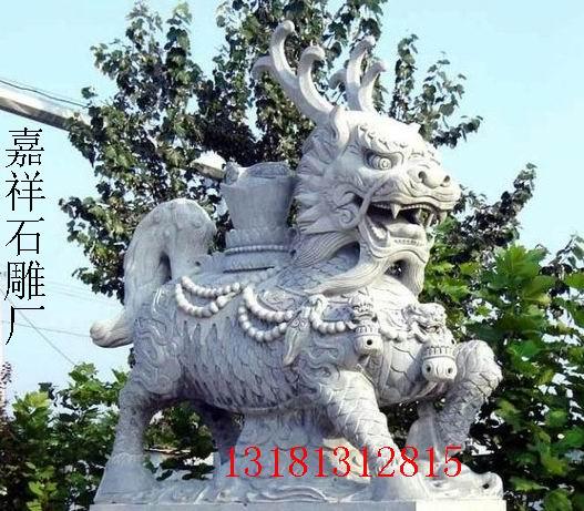 这座石雕麒麟是有我们这盛产的青石雕刻的，雕塑栩栩如生，显示出了石雕艺人的雕刻技艺精湛。