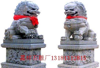 石狮青白花石材雕刻，狮脸型偏瘦，头顶秃，脑后螺旋卷毛排列整齐，方形匾耳上翘，凹眼眶上是一排卷云眉，一对小椭圆眼，方形大嘴，小云纹鼻，口中平齐成排的牙齿，嘴边一圈凹唇纹；胸前雕花纹缓带挂一铃两缨穗，背后尾毛上翻呈七朵盘花；雄狮挺胸，右前爪下一个缓带缠绕的绣球，象征着统一寰宇；雌狮低视，左前爪下逗弄幼崽，幼师仰面朝天，口含雌狮爪尖，十分有趣，寓意子嗣昌盛。须弥基座上装饰锦铺，锦铺的四面刻有山石和蔓藤，三枝弯藤、小叶和三朵佛手花。最下层几案式基座有80厘米高，比常规基座的高度高出一点。石雕狮子造型优美生动，就连须弥座也雕刻的繁缛细腻无以复加。