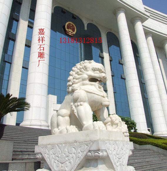 石雕石狮采用上等汉白玉石材，雕刻细腻，气势非凡，石狮的特别之处是含珠卷耳，卷云眉间有二圆触角，四爪的指关节圆大。