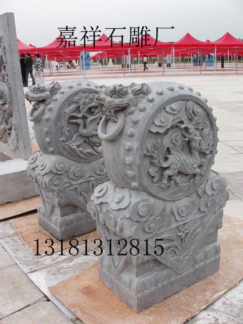 在古代抱鼓石发展了宅门的功能构件门枕石，其等级是由门的等级决定的；抱鼓石是中国宅门