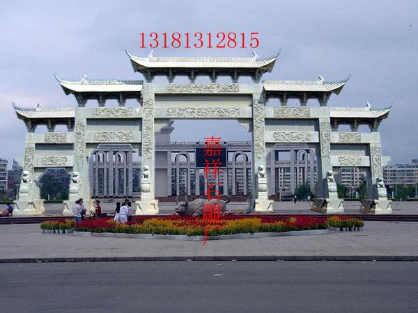 这座石雕牌坊采用天然天青石，高约12米，宽约28.86米，是六柱五间五楼式，雕刻细腻。