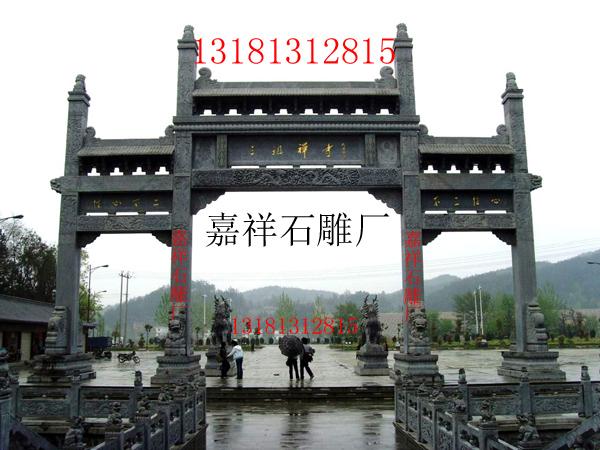 这座石雕牌坊是有天然的石材天青石雕刻而成，牌坊是四柱三间三楼冲天式，整座牌坊雕刻的细腻刀法刚劲有力，作品玲珑剔透。可以说，这座石雕牌坊，是一件赏心悦目的雕刻艺术品。前面摆放着一对石雕麒麟，雕刻的栩栩如生。