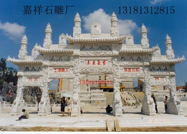 石雕牌坊介绍，漫步中华中华寺院雕刻，牌楼（也叫山门）他是我国寺院建筑中不可缺少的一部分，它是我国千年寺院文化的载体，他对我国的宗教文化起着传承和不可代替的作用。石雕牌楼有着丰富的文化内涵，他不仅是一种宗教建筑，更是我国光辉灿烂的文化象征。寺院石雕牌坊雕刻图案介绍，横梁雕刻二龙戏珠浮雕，雕刻深度可以采用三公分的浅浮雕,雕刻要求是线条流畅，干净利索，雕刻出龙的神韵。