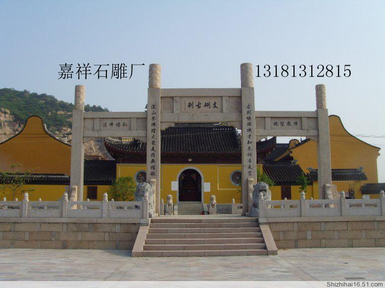 寺院石雕牌坊山门牌楼的动人传说，菩萨顶坐落在山西省五台县台怀镇灵鹫峰，为五台山众多寺庙之一，始建于北魏孝文帝时期，称文殊院，后称真容院，又易名菩萨顶。清康熙年间下令重建，由影壁、108级石阶、石雕牌坊、天王殿、大雄宝殿、石牌楼、大文殊殿、后殿等构成，按照清朝皇室宫廷营造相关规定，允许菩萨顶使用黄色琉璃瓦，以此来显示这座寺庙的崇高地位。清康熙皇帝先后五次朝拜菩萨顶，在此留下了许多诗文墨迹及民间故事。