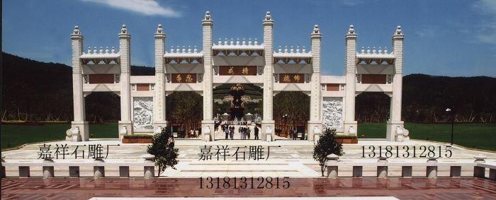 雕刻的石雕牌坊为了于宏伟壮观的大佛相配套，近几年在修建梵宫的同时，又在进入景区通往大佛的大道上建造了一座被称为“五智门”的规模宏大的巨型石牌坊。牌坊高约15米，宽约36米，有中间一座四柱三间冲天式石雕牌坊和两侧两座两柱单门牌坊连接组合而成。牌坊不仅造型优美，雕刻精湛，庄重大气，而且匾额和楹联多由大师级名家题撰书写。
