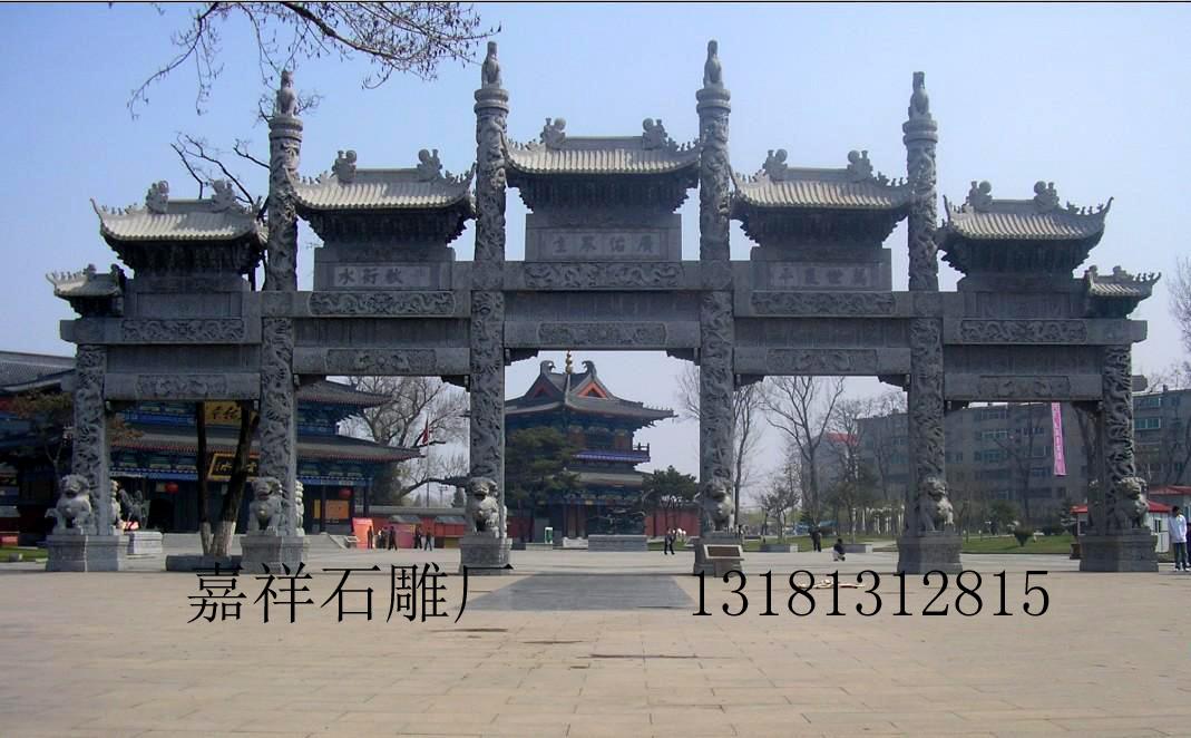 青石牌坊----青石牌坊是目前世界上最大的石雕牌坊，长33.9米、高16.93米，重达830余吨，由96块青石雕刻后组合而成。石雕牌坊上面雕刻了200多条浮雕龙，有盘旋上升的龙，有凌空而下的降龙。有在云中飞舞的云龙，还有在水中潜伏的潜龙等，石雕狮子石雕麒麟图案更多，共有6根柱子、正面3对石狮，反面三对石狮子，是采用典型的北派石狮子造型，柱顶雕刻的是和北京华表柱子上面的神兽一样的造型，也叫“吼”代表正义，威武浑厚，形成6柱5门6楼样式的石雕牌坊（也叫石雕牌楼或石牌楼、石牌坊），正面雕刻“广佑众生”、反映出了佛家的思想。整个牌坊壮观巍峨，，做工精美，堪称我国现代石牌坊中的精品。