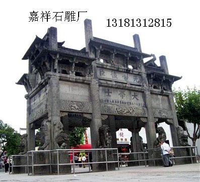 许国大学士石雕牌坊，高11.4米，长11.5米，宽6.77米，全部采用坚硬的茶青色花岗岩做构件，仿照木结构打眼造椎连接，有前后两座三间四柱三楼和左右两侧单间双柱三楼的石坊组合而成，被称为“八角牌坊”。