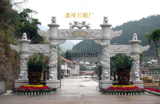      现在的长城石雕已经制作了很多牌坊，积累了大量的实际操作经验，石雕牌坊技艺进入了成熟期。嘉祥长城石雕技法在原来的基础上增加了阳刻、深浮雕、圆雕、减地平雕、镂雕等技法，用线简练、挺拔、粗放刚劲。构图饱满一，人物形象适度夸张，充满张力。具有沉雄、奔放、古拙而朴美的艺术风格。   透雕主要集中在门楼、石牌坊、门罩、石牌楼上，其中额坊通景图往往是最精彩的部分，牌坊中门通景图通常由1至3块石头组合拼成，雕有人物故事、山水名胜、钟鼎博古、瓜果花卉等，景中有景，一寓意深刻。雀替、桦饰、悬柱头饰的构图以祥云、动物、花卉、花篮为主，雕饰精细。常用纹饰有冬宝纹、国字纹、万字纹、长寿纹、祥云纹、缓带纹、连珠纹和缠枝纹等，将独立的每画面都连接了在一起，是一个整体。