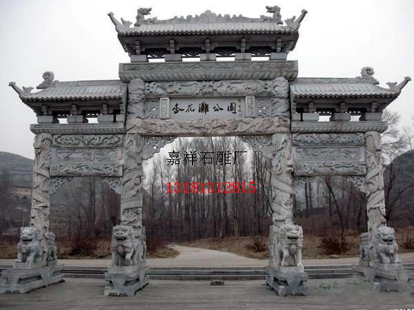 石牌坊—又称石牌楼，是一种纪念性的、标志性的建筑。它拥有宏大的形体，巍峨的气势，加之结构科学:、严谨，常给人以伟大壮丽的印象。作为独立的建筑物，它常建于人们容易看见或经常来往的地方，它不仅本身拥有很高的艺术性，而且在创造空间和环境艺术上也有独特之处。无论是石雕牌坊、石牌楼的建筑工艺，还是其所表达的意义，都为民众所喜闻乐见。