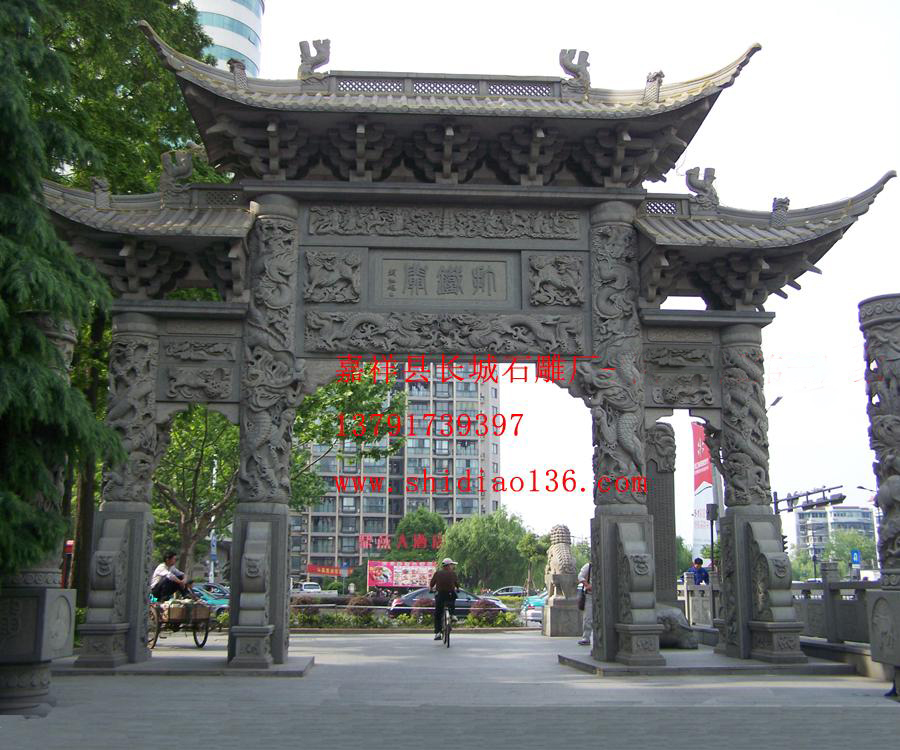 石雕牌坊上的浮雕图案雕刻着八仙。